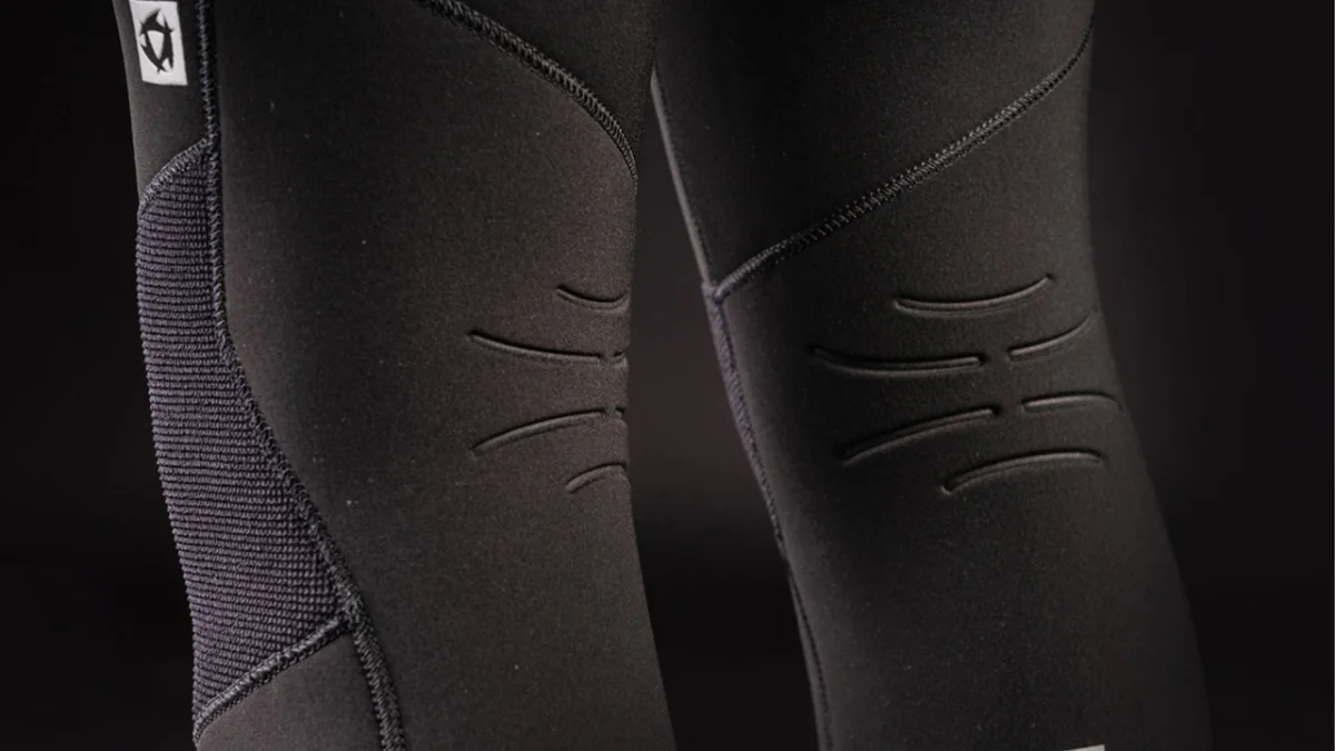Voltt Hooded Fullsuit 6/4/3mm Fzip — Back knee emboss