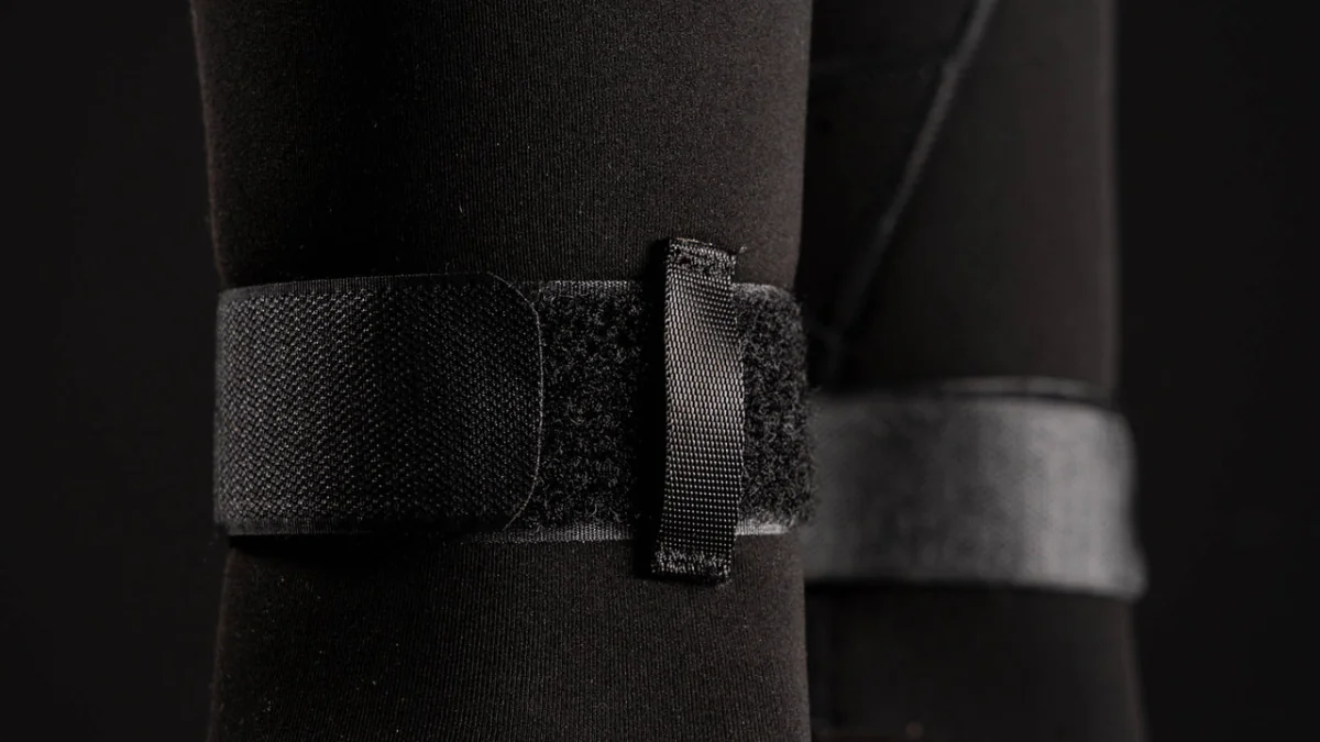 Marshall Hooded Fullsuit 5/3mm Fzip — Velcro ankle closure straps