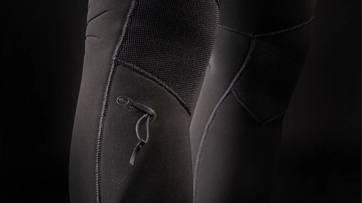 Voltt Hooded Fullsuit 6/4/3mm Fzip — Key pocket 2.0: keyloop with mini-buckle